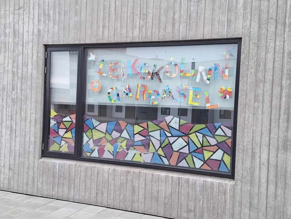 Listaverk í glugganum í listasmiðju.