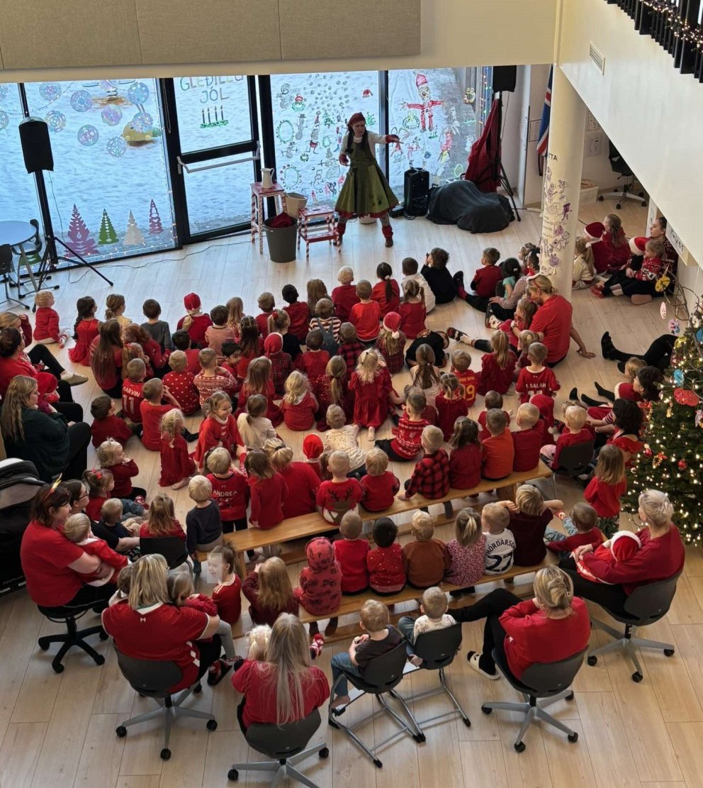 Rauður dagur, leiksýning og jólaball