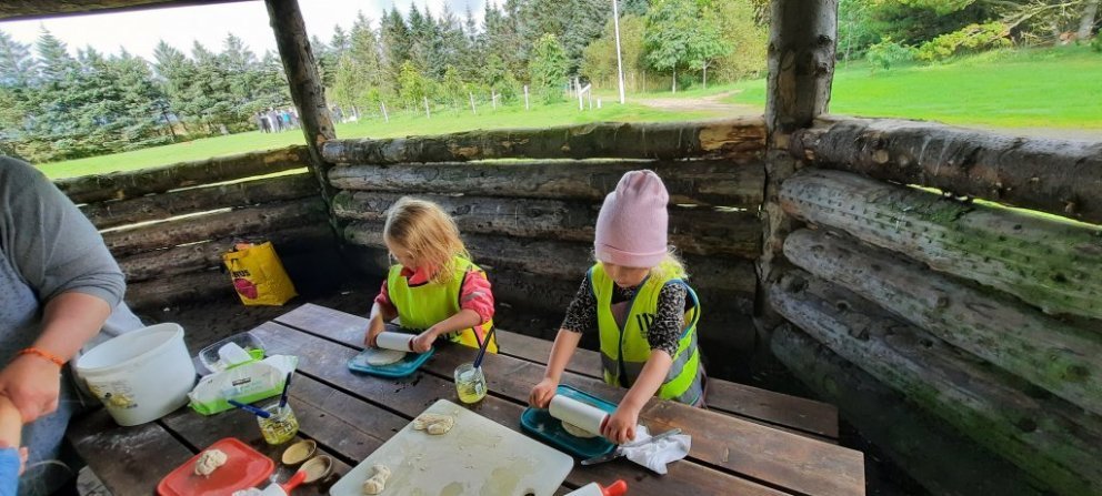 Útinám í skógræktinni  - að grilla brauð