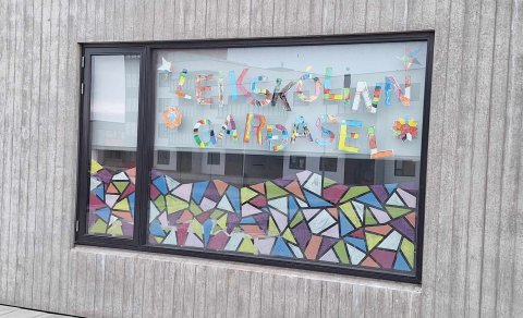 Listaverk í glugganum í listasmiðju.