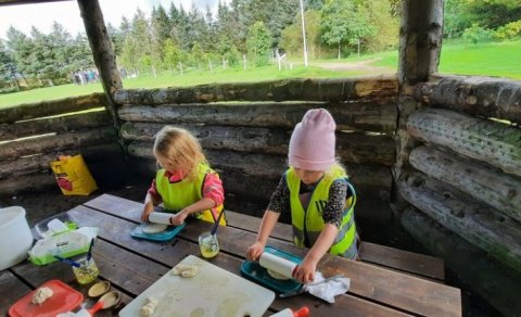 Útinám í skógræktinni  - að grilla brauð